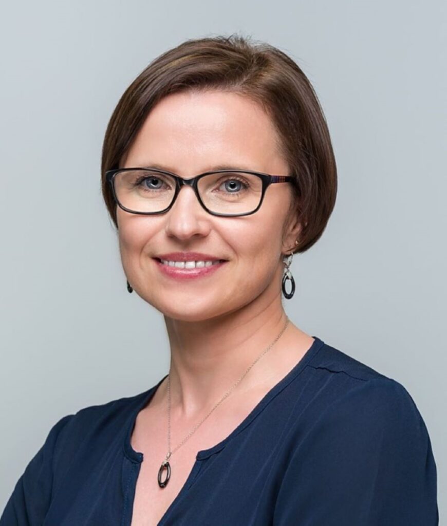 Zajmuję się szeroko rozumianym prawem cywilnym, w szczególności skuteczną pomocą dla kredytobiorców (CHF, EUR), windykacją należności, odszkodowaniami powypadkowymi oraz prowadzeniem spraw sądowych. Zajmuję się również obsługą podmiotów gospodarczych, w szczególności spółek prawa handlowego (kapitałowych i osobowych), jak również rejestracją spółek, fundacji i stowarzyszeń w Krajowym Rejestrze Sądowym, tworzeniem i opiniowaniem umów oraz współpracuję z zarządcami wspólnot mieszkaniowych.